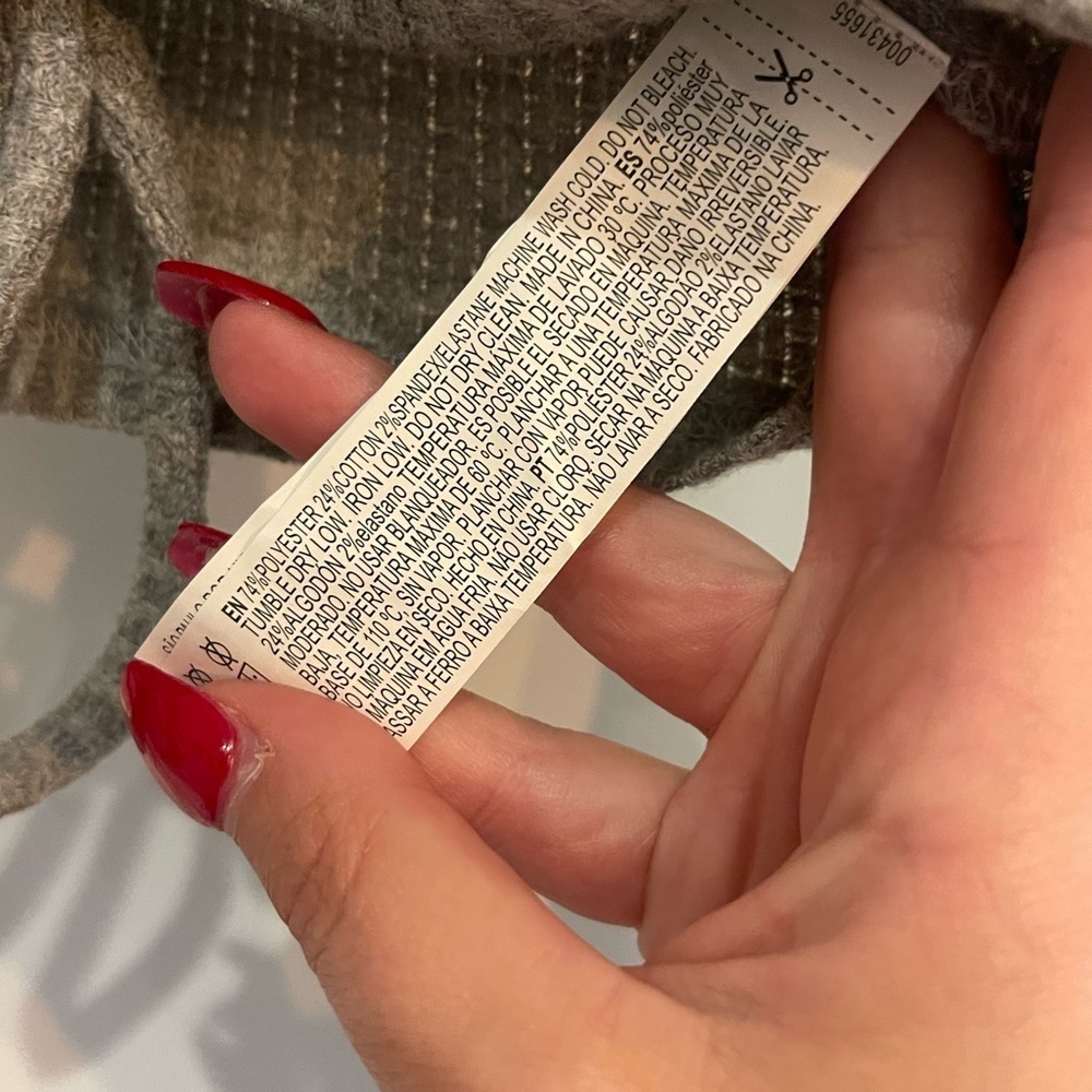 ⭐️Forever 21 Gray Ribbed V-Neck Top - Picture 3 of 4